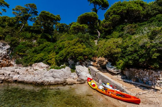 Descubrir la isla de Lokrum y sus secretos en kayak