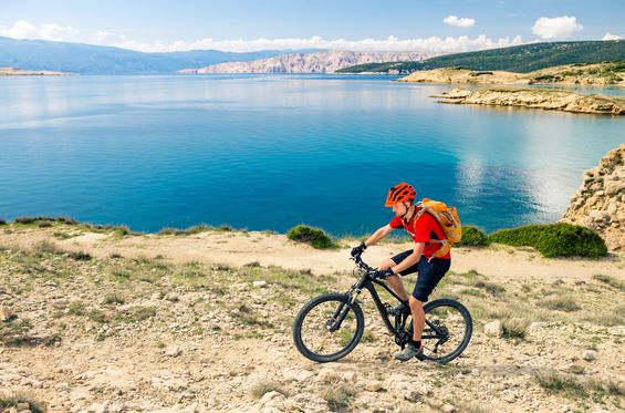 Dar un paseo en bici por la costa adriática