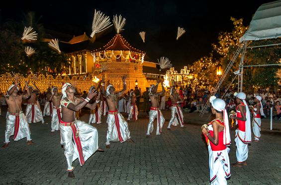 Asistir a una procesión religiosa