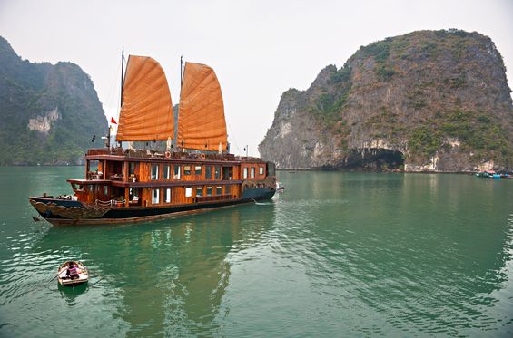 Hacer un crucero en la bahía de Halong