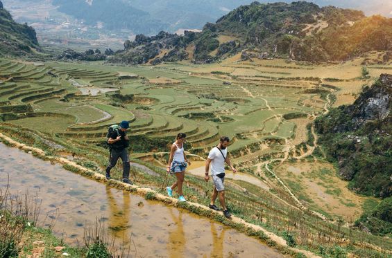 Hacer trekking en las montañas