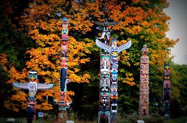 Des totems indiens dans le parc de Stanley à Vancouver
