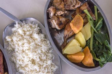 Plat traditionnel avec poulet, légumes et riz