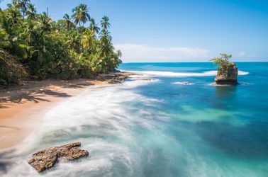 La plage de sable blanc de Manzanillo sur la côte Caraïbes