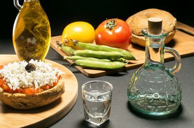 Raki (alcool), huile d'olive et mizithra (fromage de brebis)