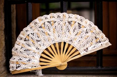 Éventail en dentelle