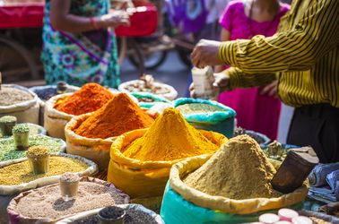 Épices sur un marché local