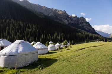 Yourtes dans la vallée d'Altyn Arashan