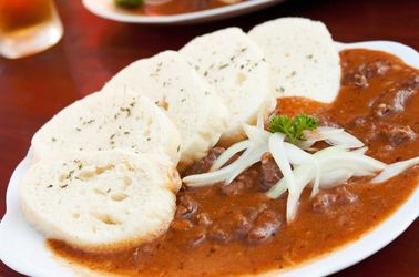 Soupe goulash et pain Knedlíky